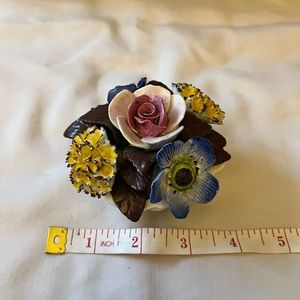 Staffordshire Fine Bone China Flower Bouquet in Shell